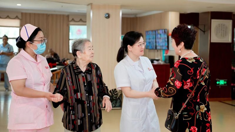 目前市场上常见的老人餐具材质主要有以下几种：
