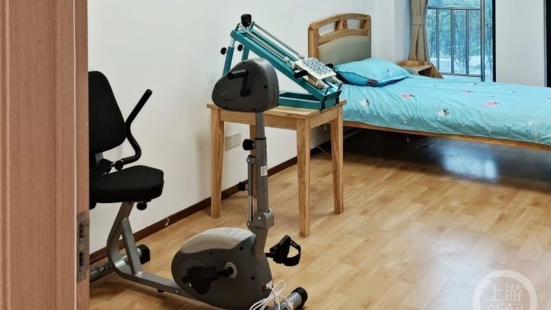 选择加盟养老公寓时，应关注加盟机构的综合实力，包括但不限于以下几点：